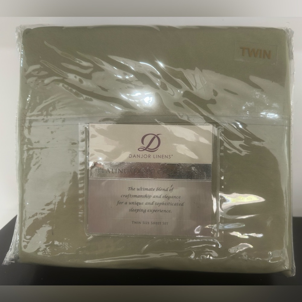 DANJOR LINENS PLATINUM 1800 COLLECTION SIZE: TWIN COLOR GREEN.